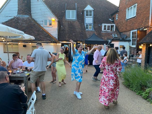 Al fresco dancing @ChequersIn nlamberhurst